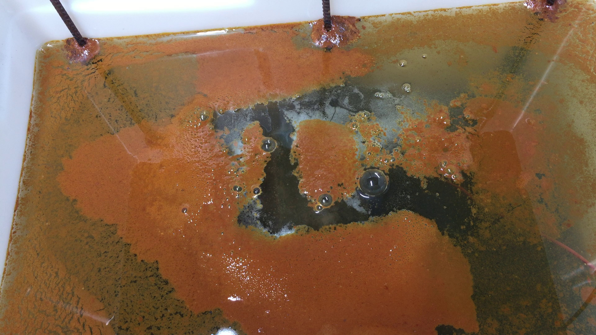 De-rust tools and parts using electrolysis – A Guy From Belgium